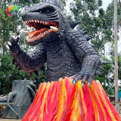 На открытом воздухе изготовленный на заказ вулкан чудовища Godzilla Animatronics в парке атракционов