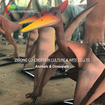 Живая стекловолокнистая статуя птерозавра: живописная юрская декорация с динамичными высокими крыльями